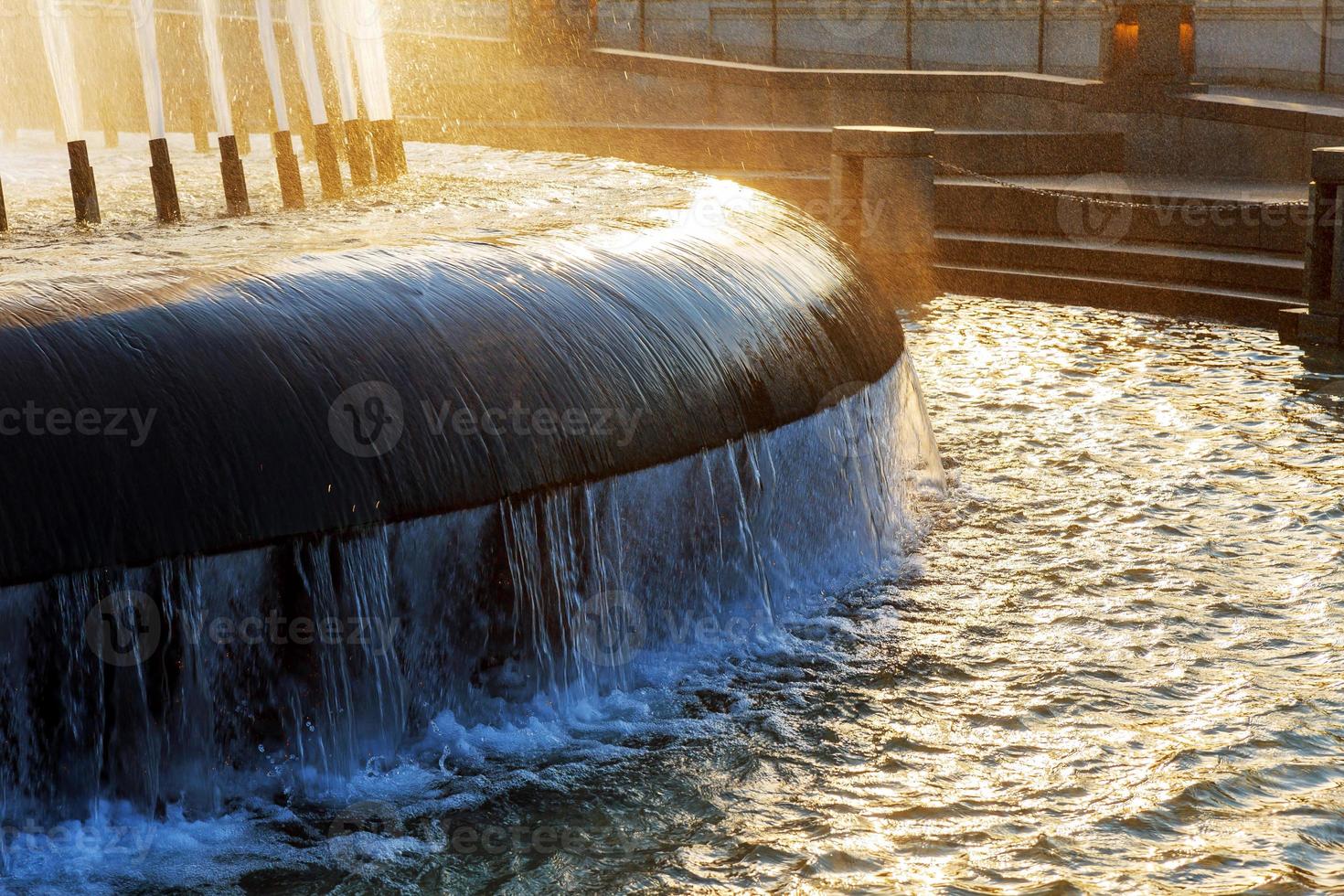 fonte de água na praça da cidade foto