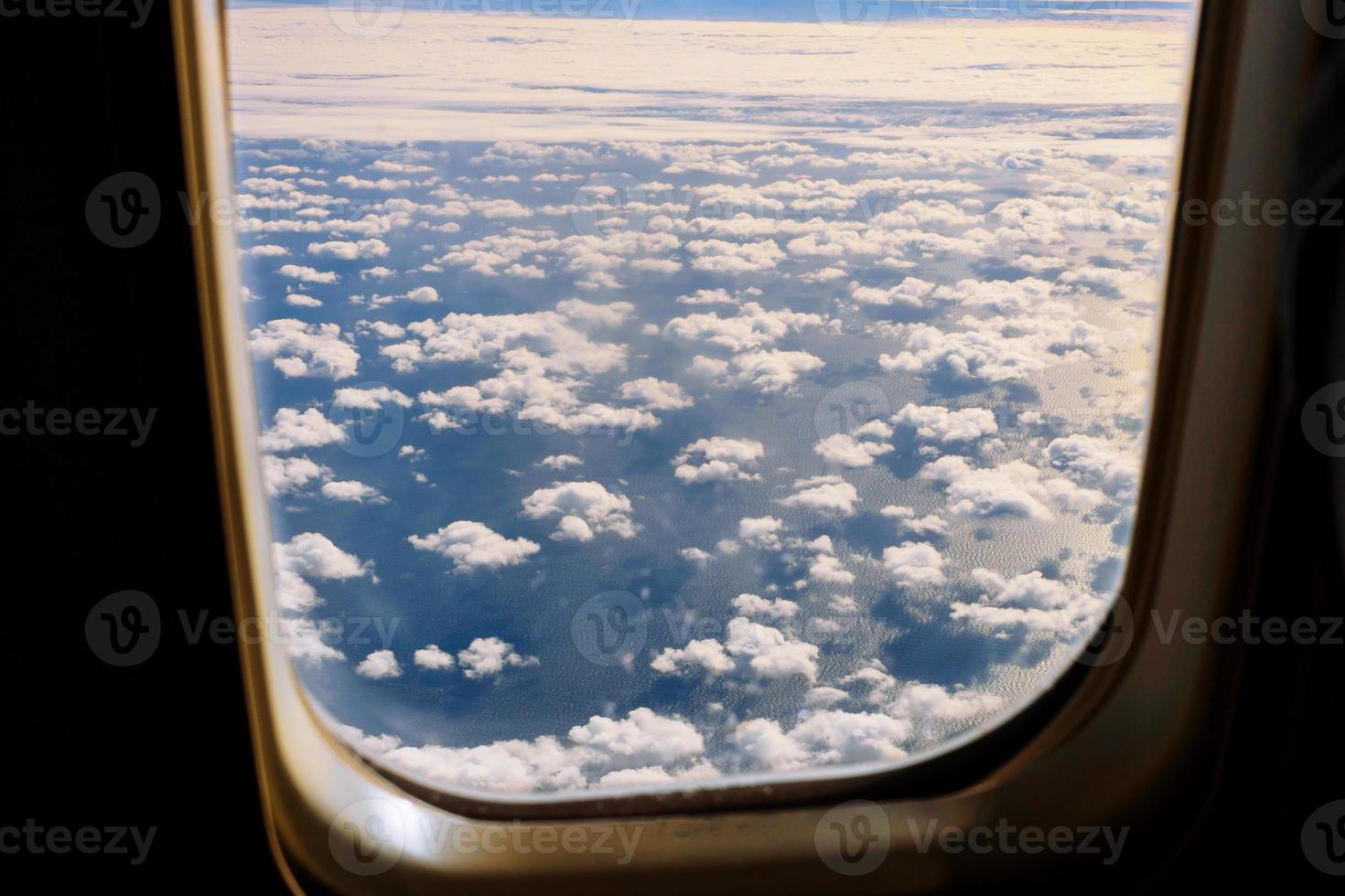 nuvens brancas fofas e céu azul do avião. foto