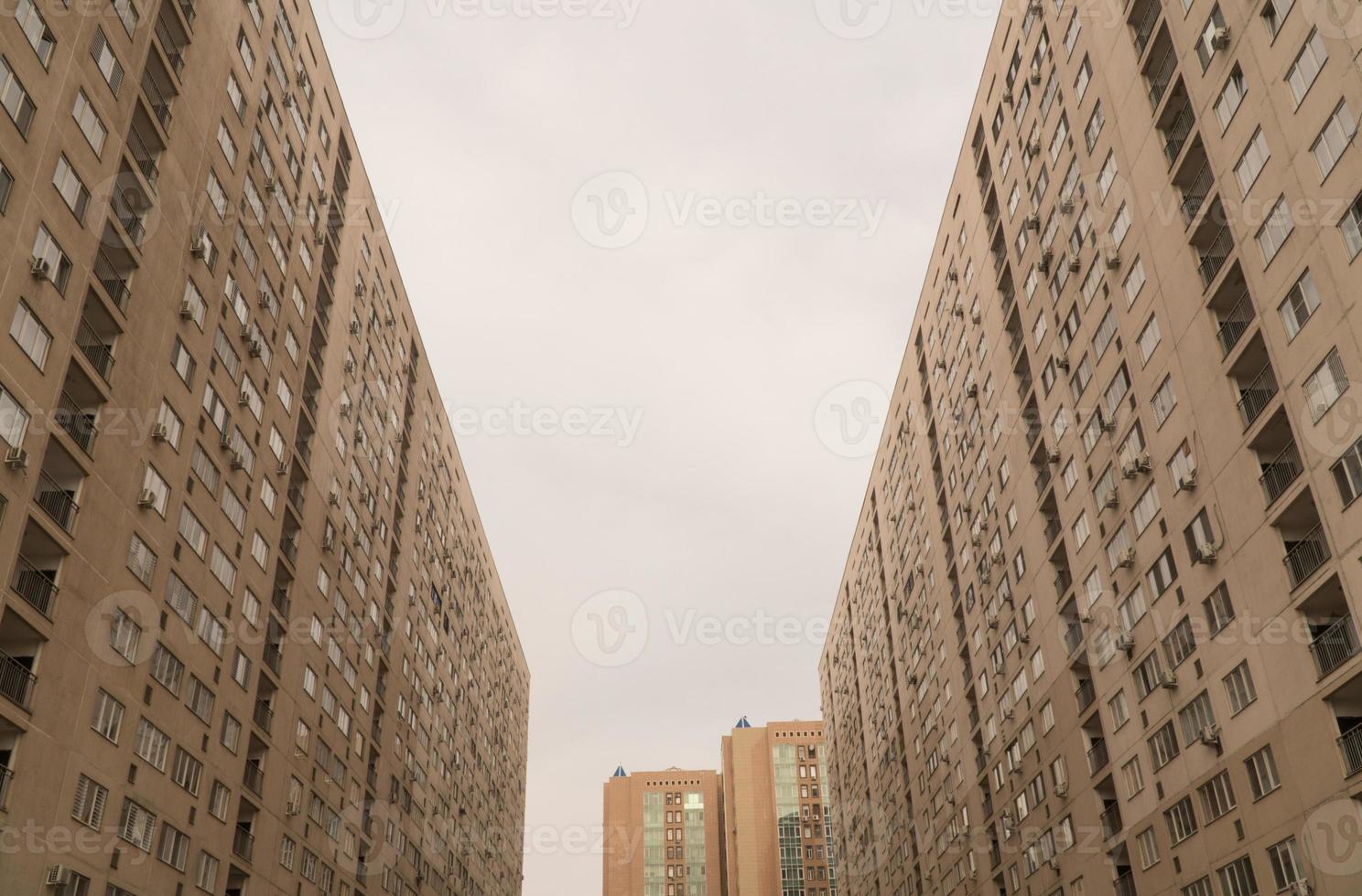 fachada de um complexo residencial moderno de vários andares. arquitetura urbana foto