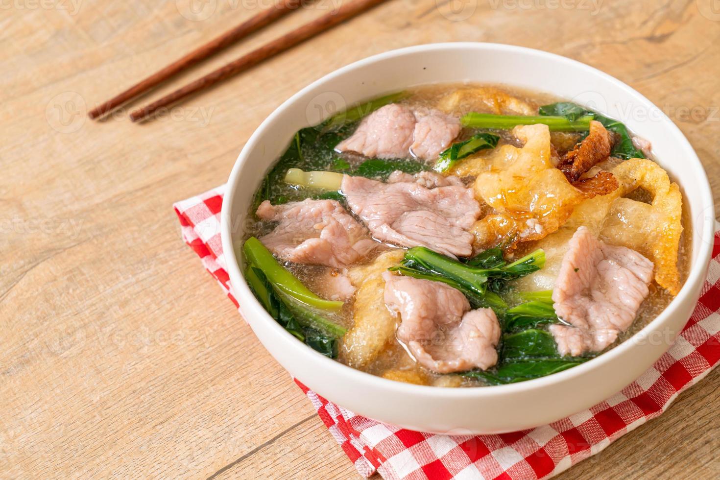 macarrão com carne de porco ao molho de molho foto