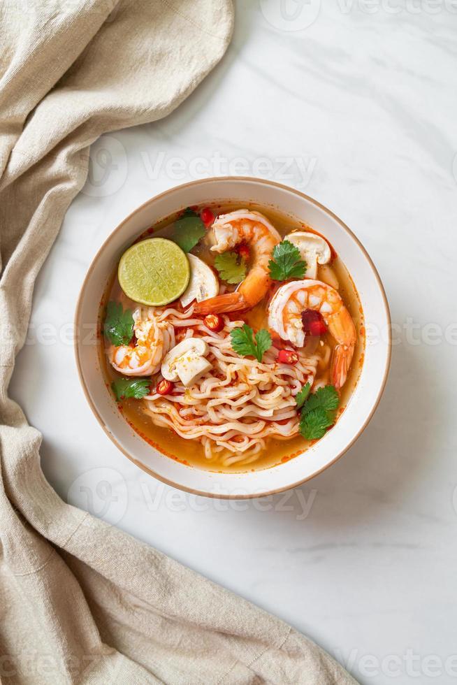 macarrão instantâneo ramen em sopa picante com camarão ou tom yum kung foto
