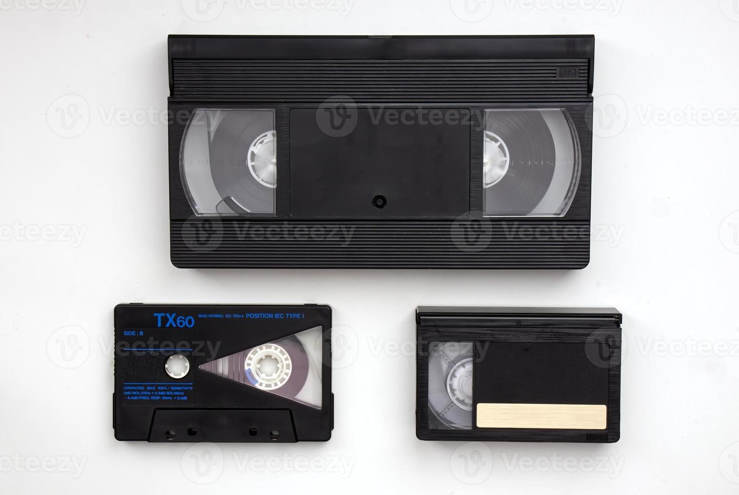 fitas cassete de armazenamento de mídia vintage evolução vhs, fita cassete de áudio, vhs-c. tecnologia dos anos 90. foto