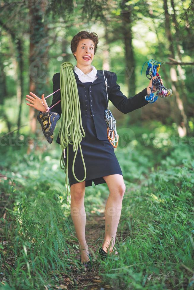 gerente feminina em taylor com corda e equipamento de escalada foto