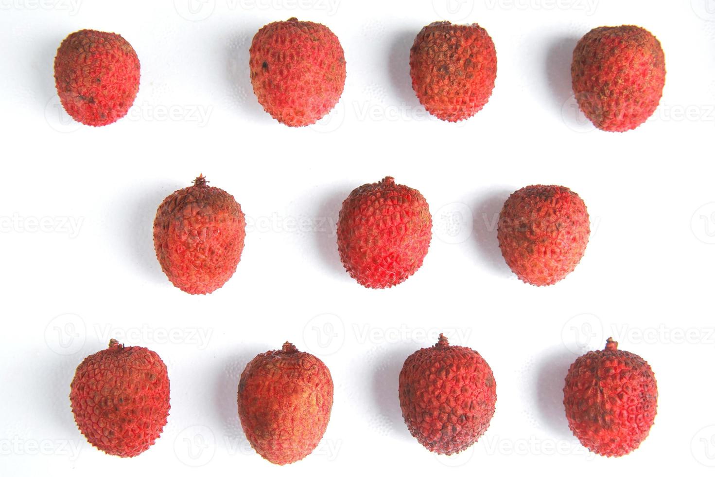 frutas orgânicas frescas de lichia em fundo branco foto