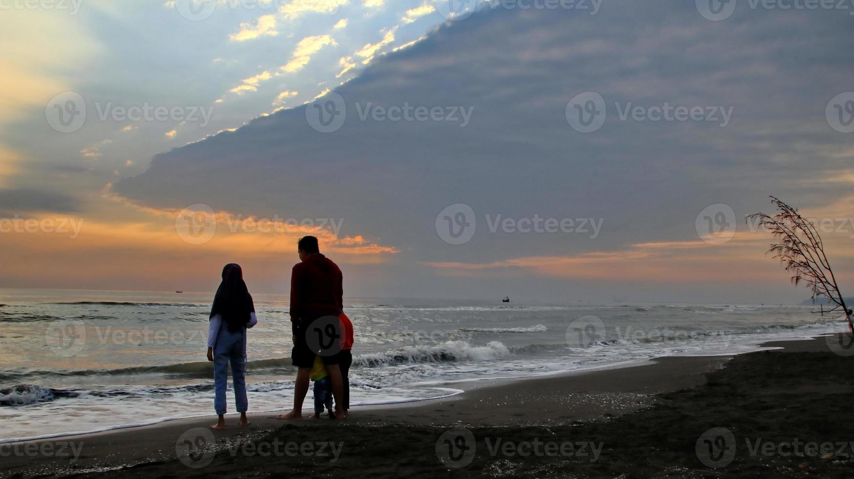 .dando uma volta na praia à tarde foto