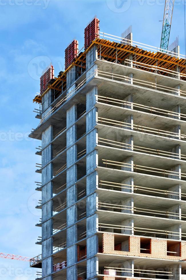 uso de andaimes e cofragens na construção moderna de estruturas portantes de edifícios residenciais. imagem vertical. foto