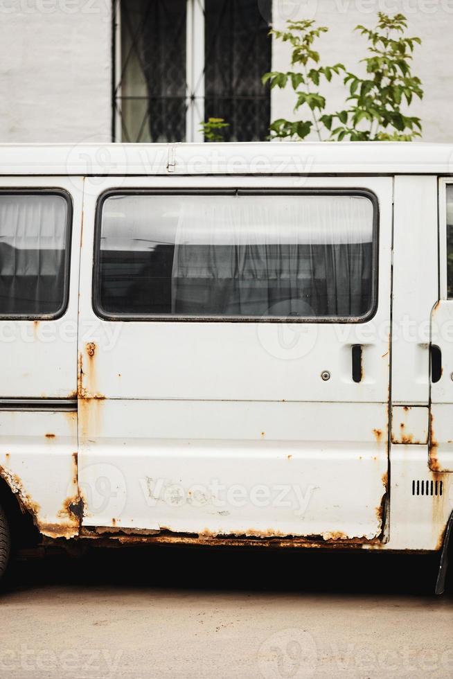 velha van branca enferrujada foto