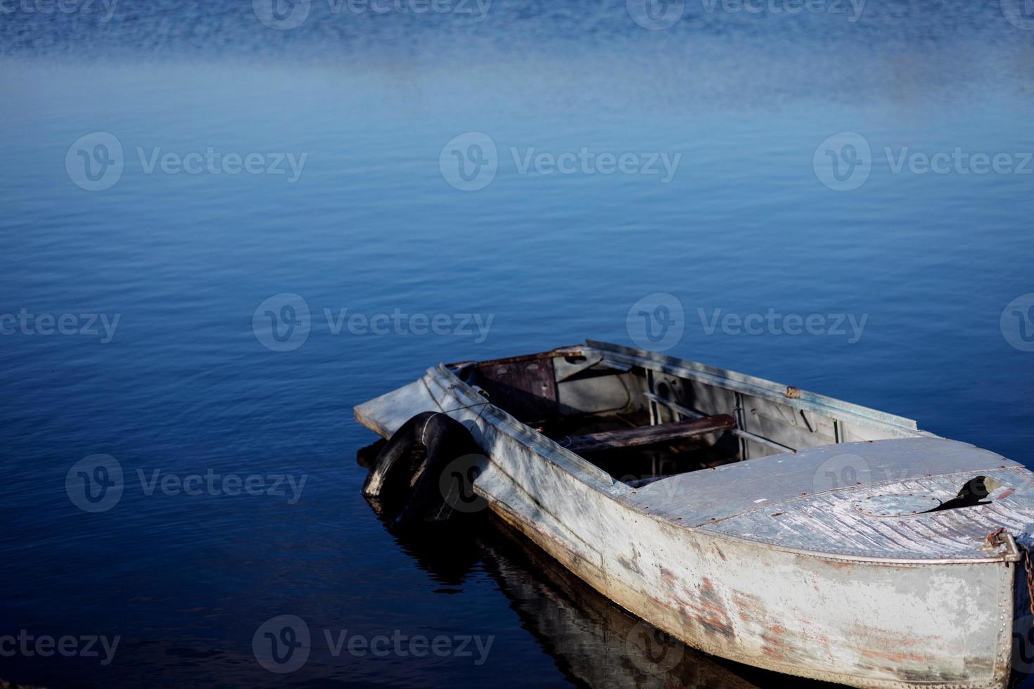 barco a remo solitário foto