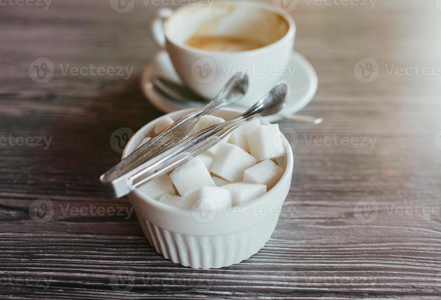 cubos de açúcar com pinças foto