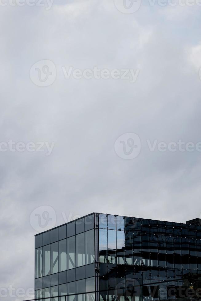 prédio de escritórios contra o céu foto