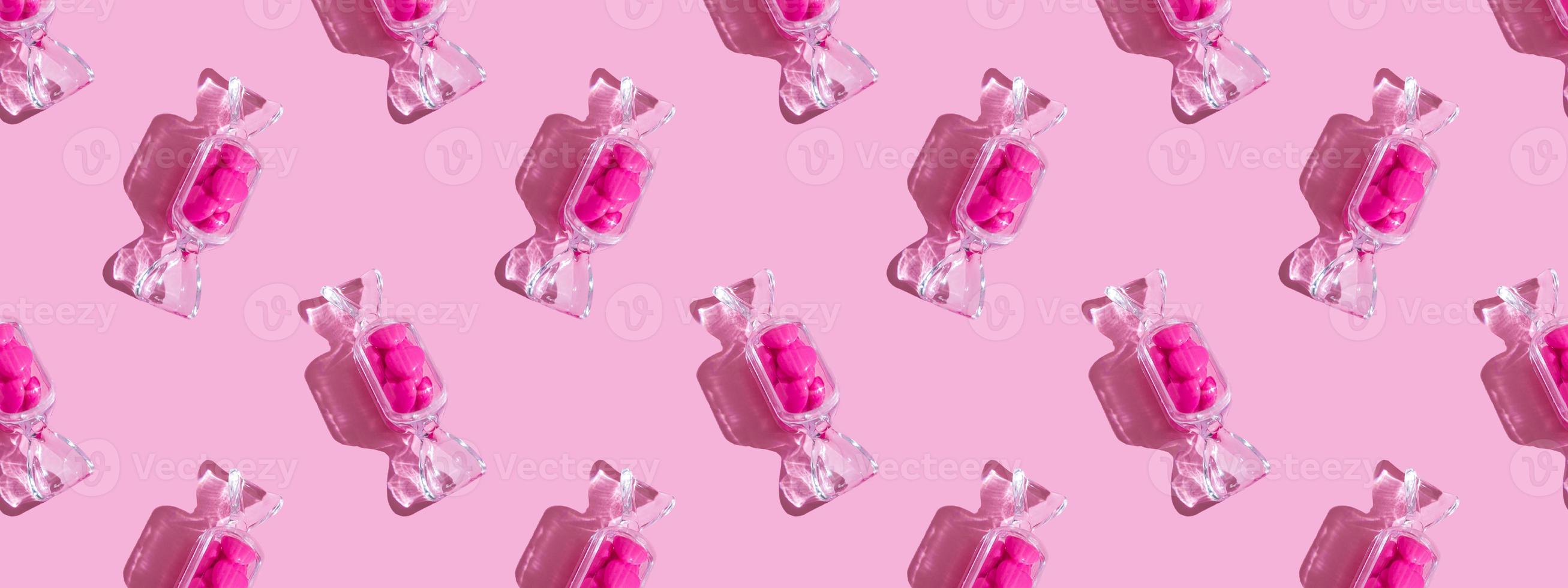 caixa transparente em forma de doce com pirulitos de coração com sombra dura no espaço de cópia de fundo rosa. o conceito de dia dos namorados, dia das mães. bandeira. padronizar foto