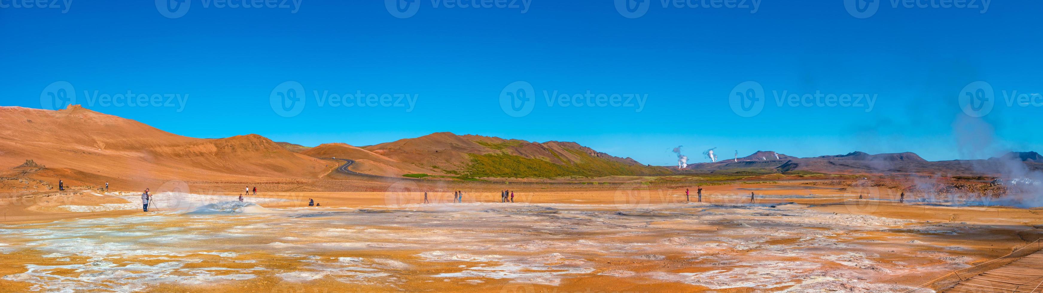 vista panorâmica sobre a zona ativa geotérmica colorida hverir perto do lago myvatn na islândia, assemelhando-se à paisagem do planeta vermelho marciano, no verão e céu azul foto