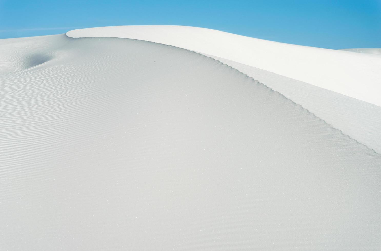 linhas abstratas em uma duna de areia branca no novo méxico foto