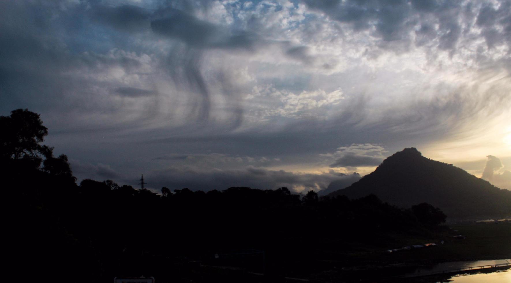 pôr do sol na beira do reservatório jatiluhur foto