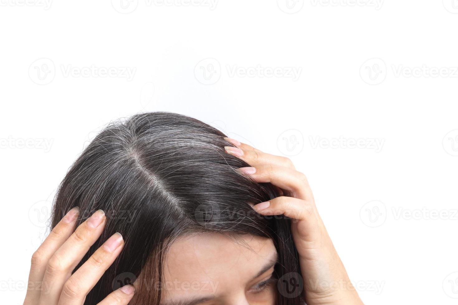 cabeça de uma mulher com cabelos grisalhos em um fundo branco. o conceito de cabelo grisalho precoce foto