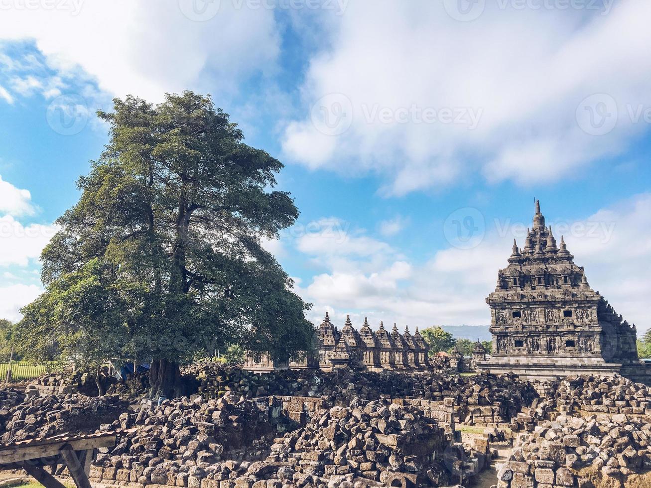 muitos pequenos templos no templo complexo de plaosan com céu azul e fundo de sol ensolarado. um dos templos budistas javaneses localizados em prambanan, klaten, java central, indonésia. foto