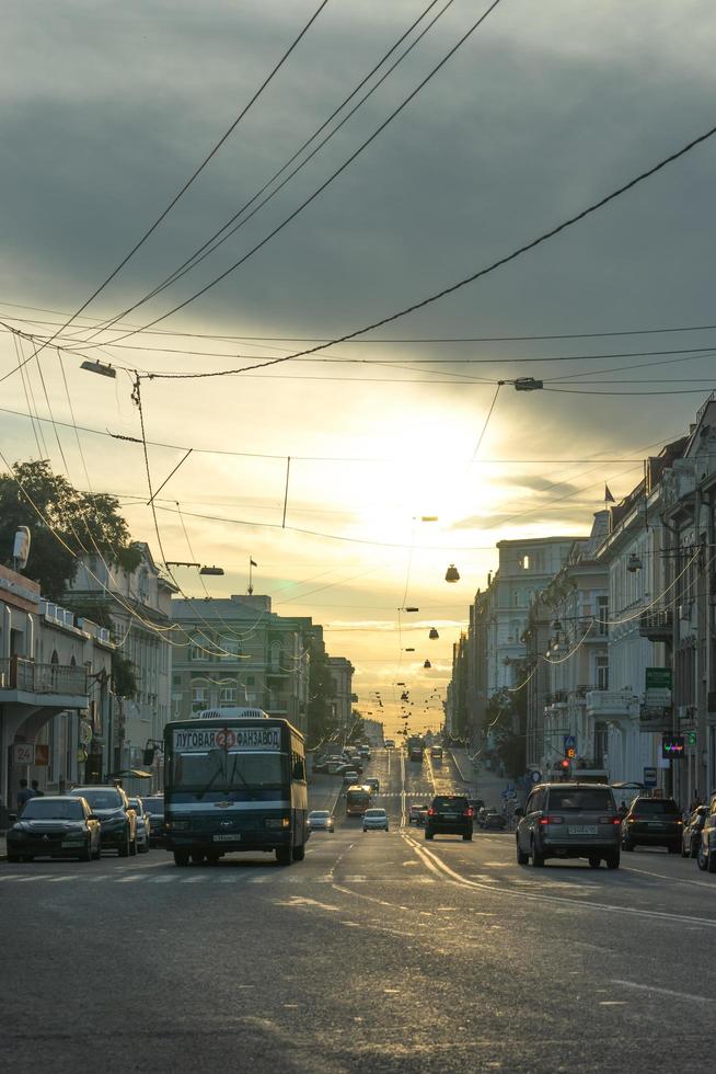 vladivostok, rússia-11 de agosto de 2018-uma das ruas centrais à luz do pôr do sol. foto