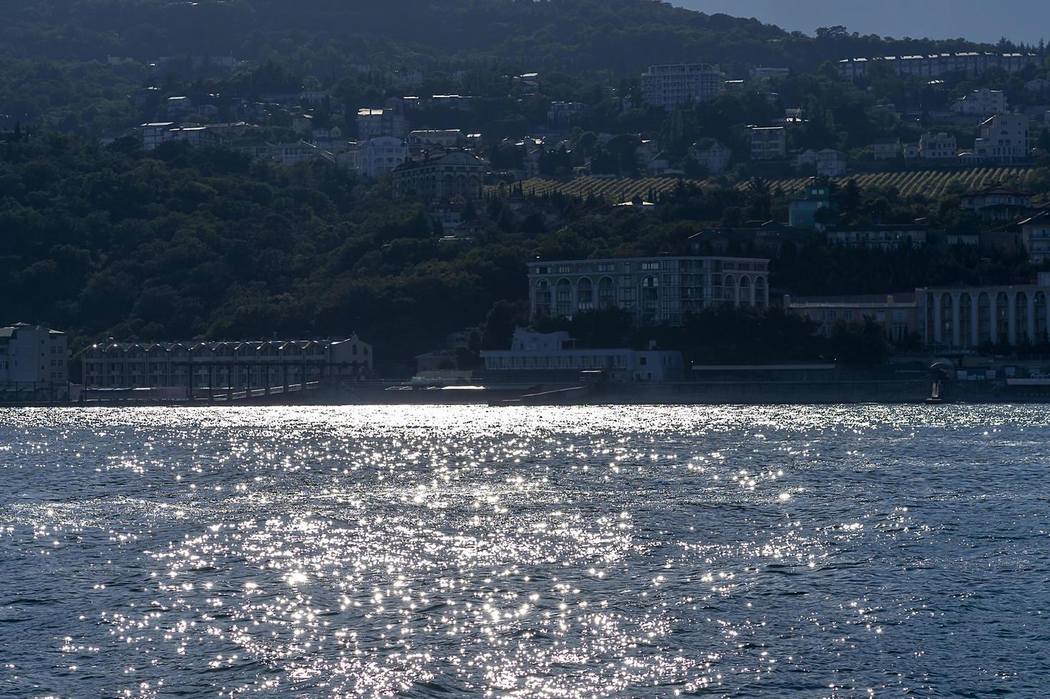 vista do mar com vista para a costa de yalta foto