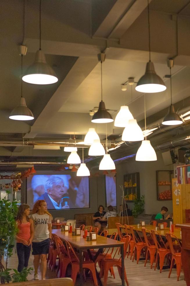 sochi, rússia-14 de junho de 2018-o interior do buffet vermelho do café da cidade à noite com iluminação de tubo. foto