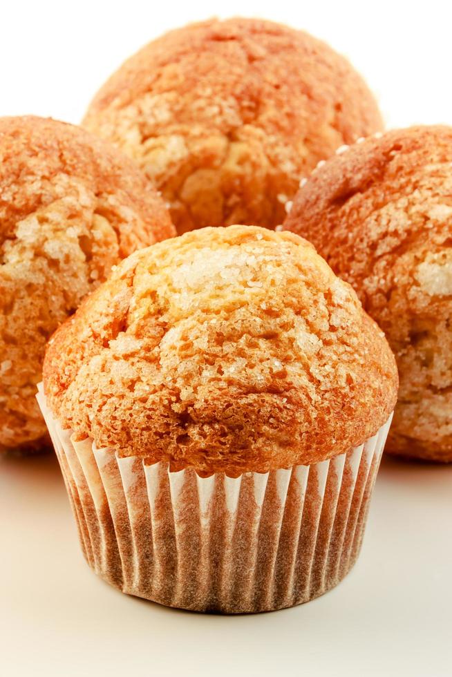 muffins caseiros em um fundo branco. imagem vertical. foto