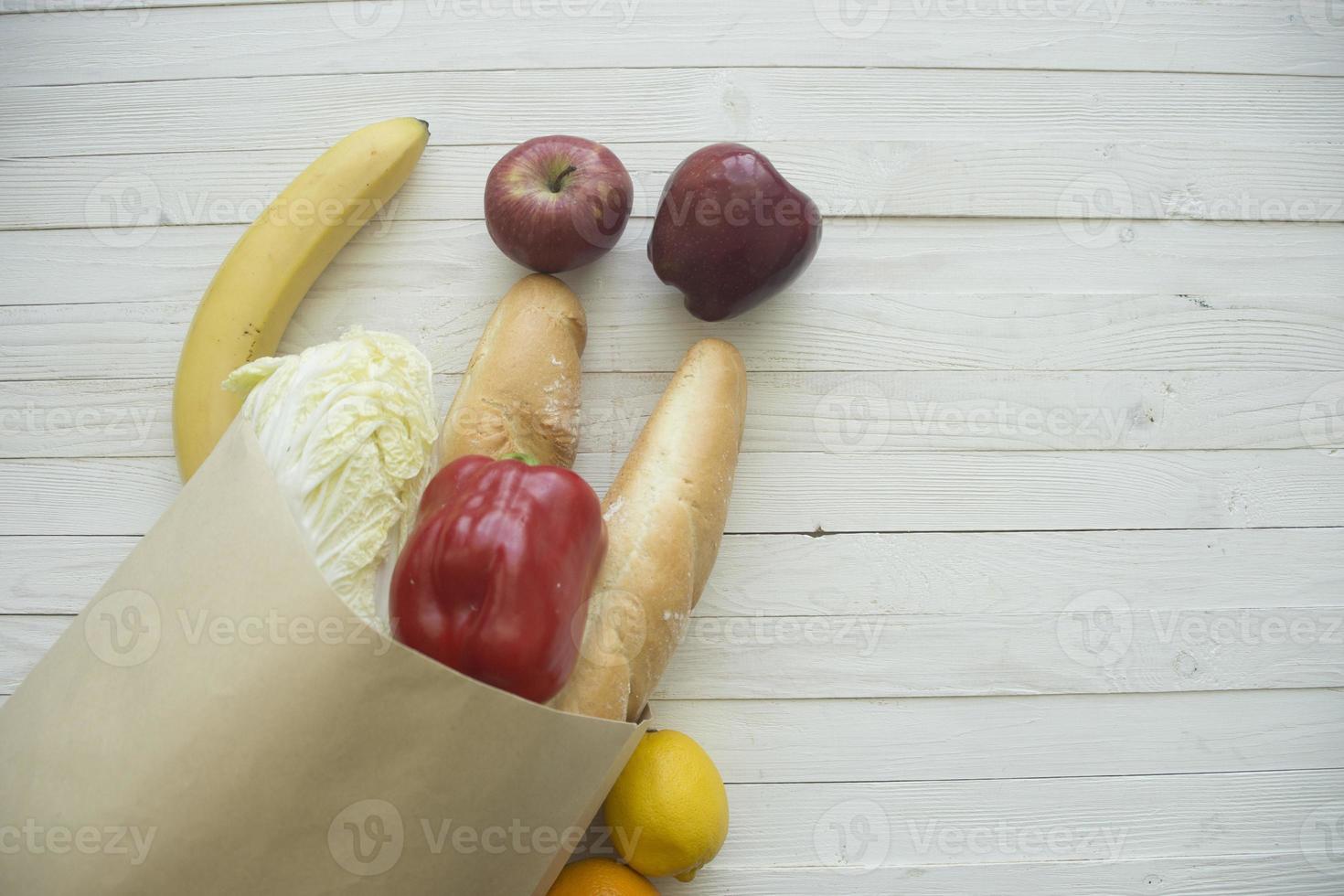 saco de papel cheio de produtos alimentares foto