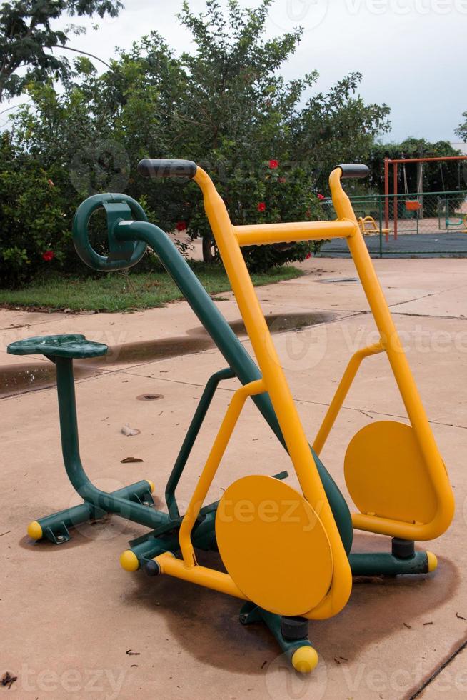 equipamento de exercício multifuncional em um parque de fitness público ao ar livre foto
