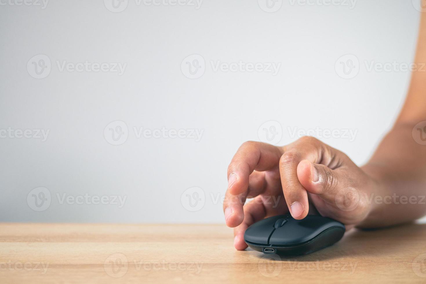 o homem usa um mouse até seus dedos doerem. conceito de síndrome de escritório. médio close-up tiro com espaço de cópia. foto