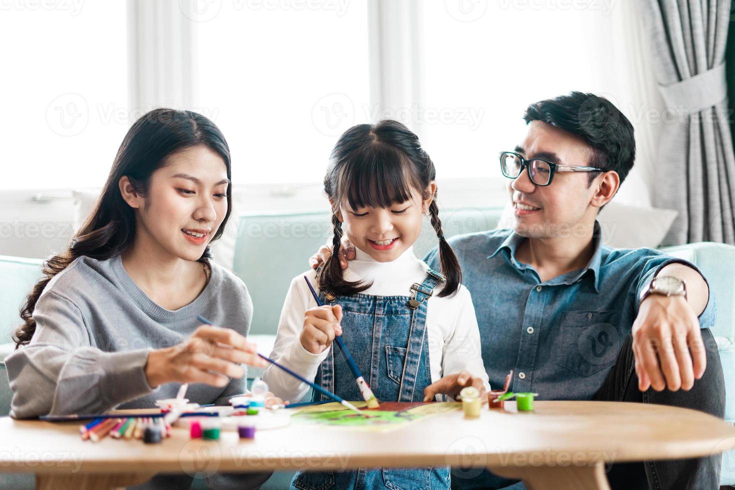 foto de família sentada e pintando juntos