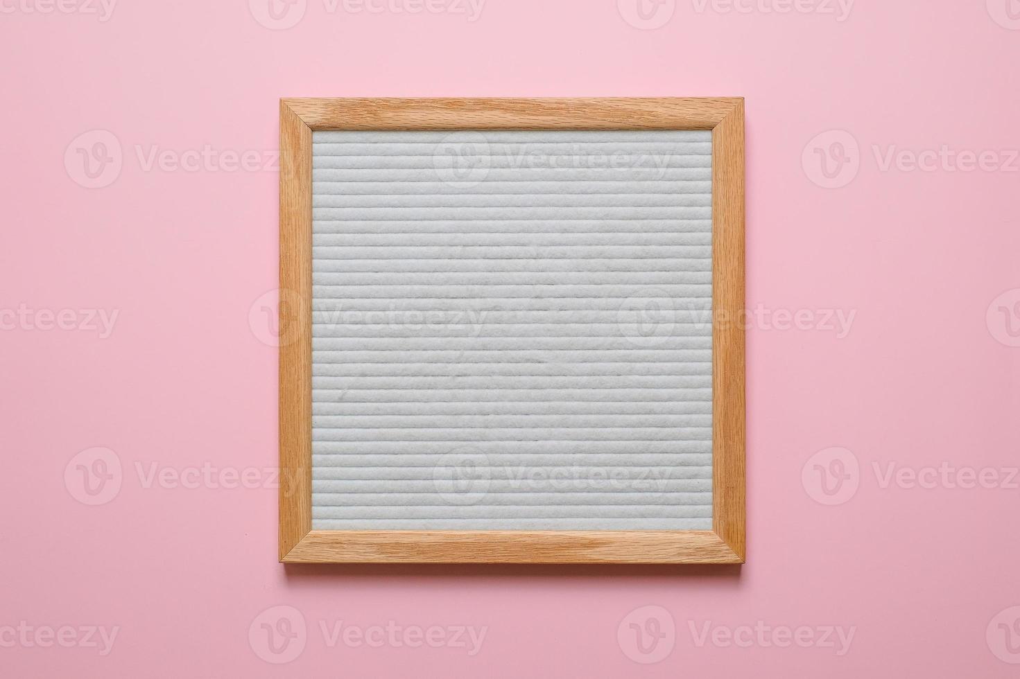 placa de carta branca em branco isolada no fundo rosa foto