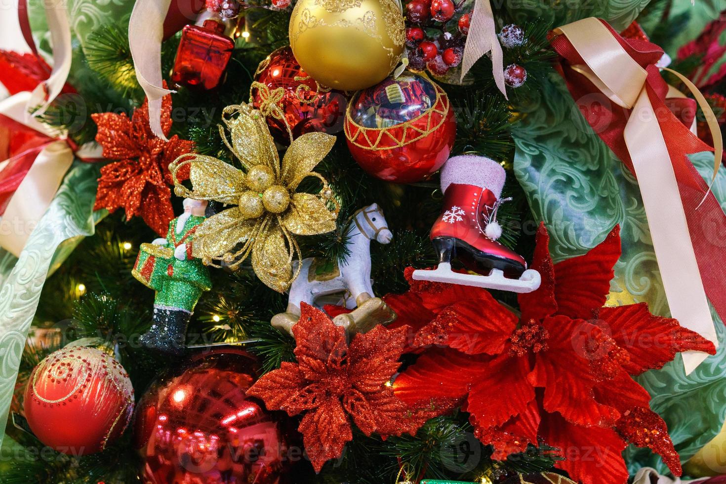 linda árvore de natal com decoração como pano de fundo. luzes de natal  decoradas 5734444 Foto de stock no Vecteezy