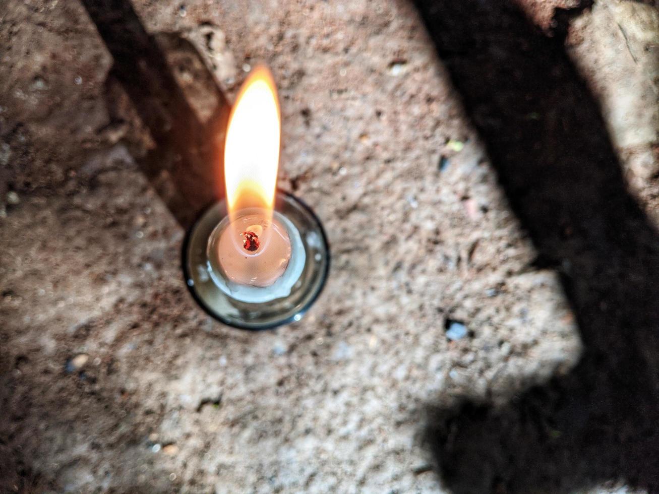 velas que queimam durante o dia foto