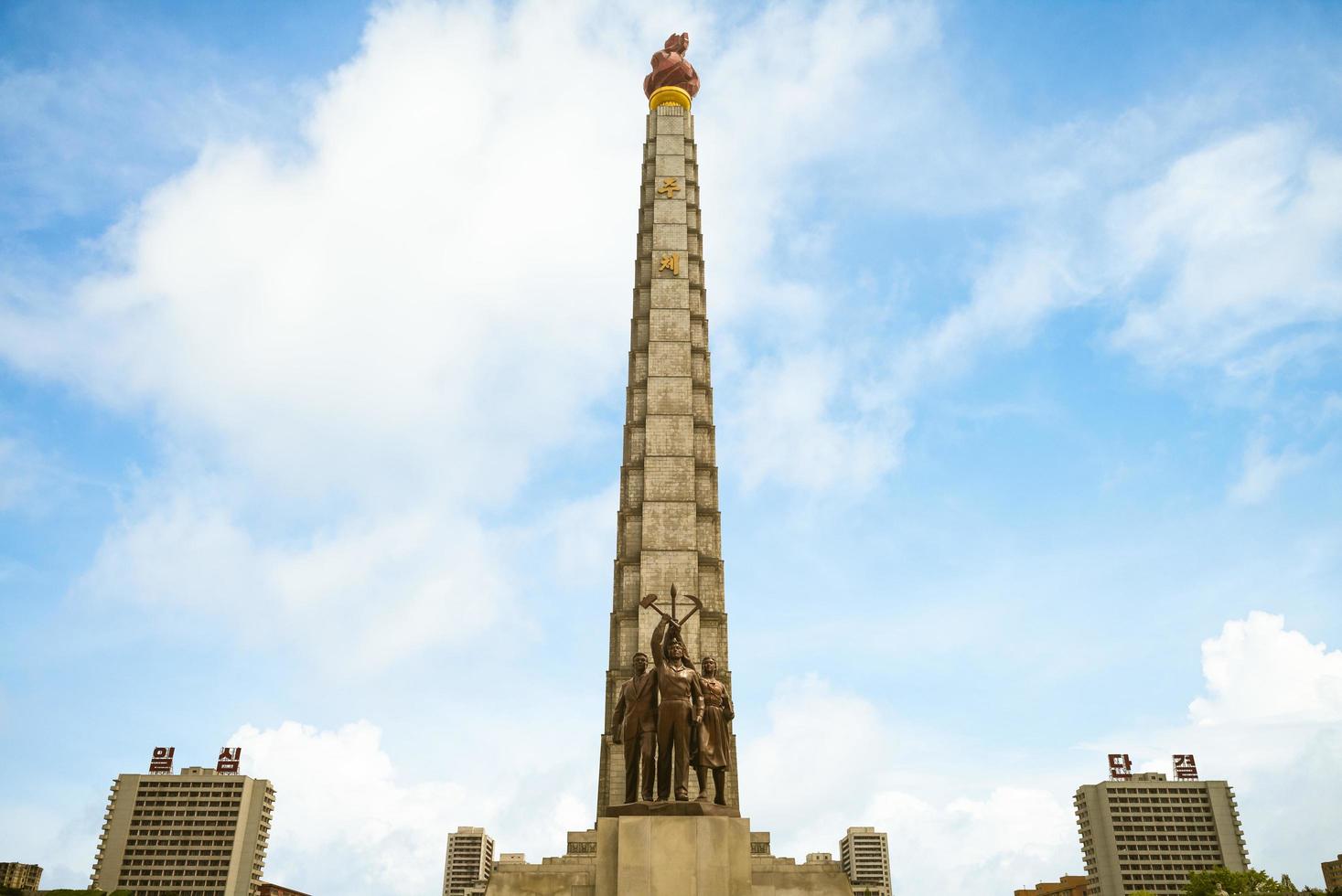 a torre juche e o monumento que acompanha o partido dos trabalhadores da coreia localizado em pyongyang, capital da coreia do norte. a torre juche foi concluída em 1982. foto