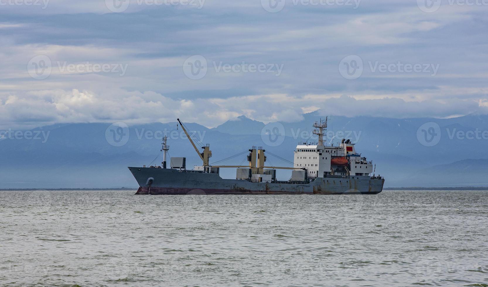 grande navio porta-contentores de carga à vela foto