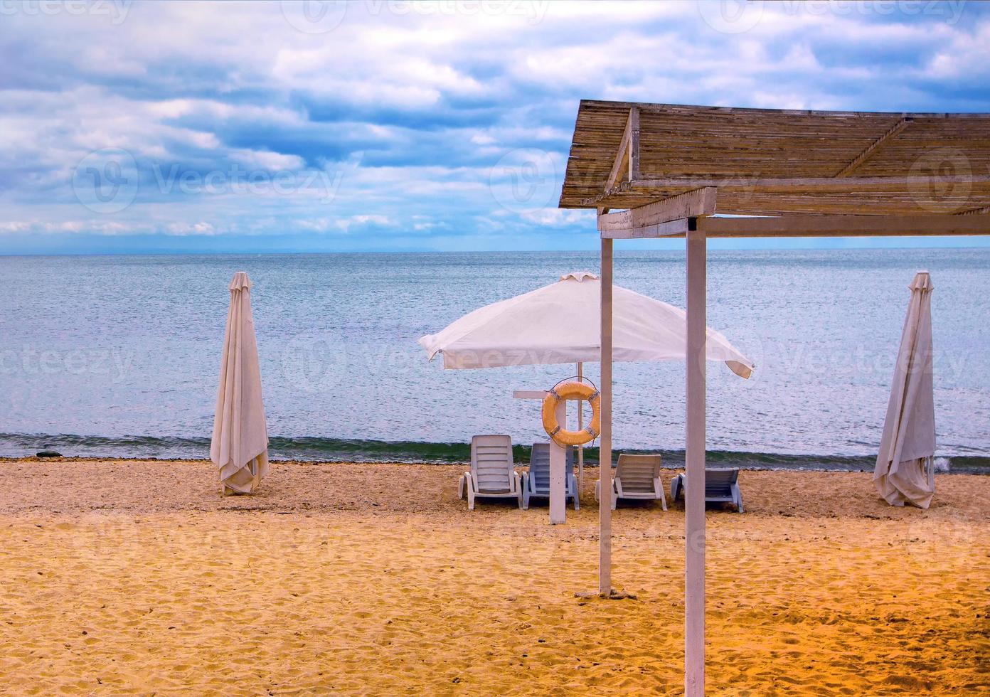 praia deserta no dia. espreguiçadeiras vazias. foto