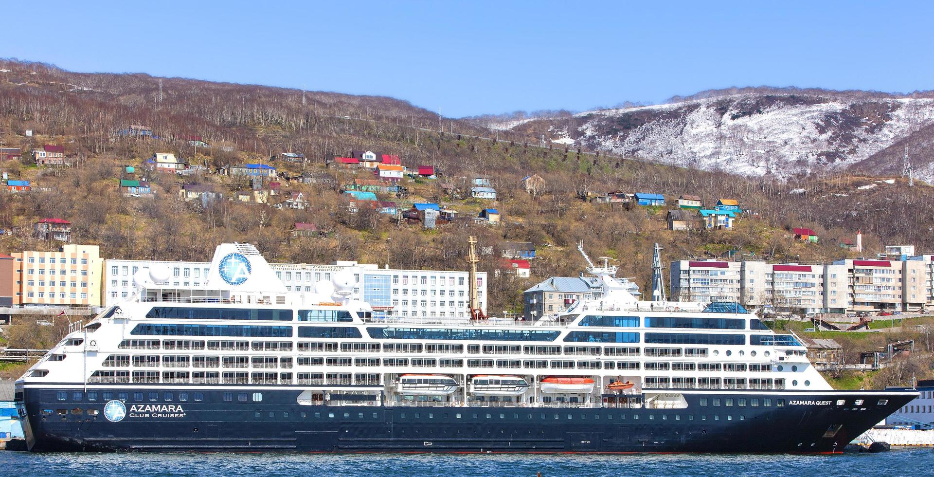 navio de cruzeiro azamara quest no porto de petropavlovsk-kamchatsky foto