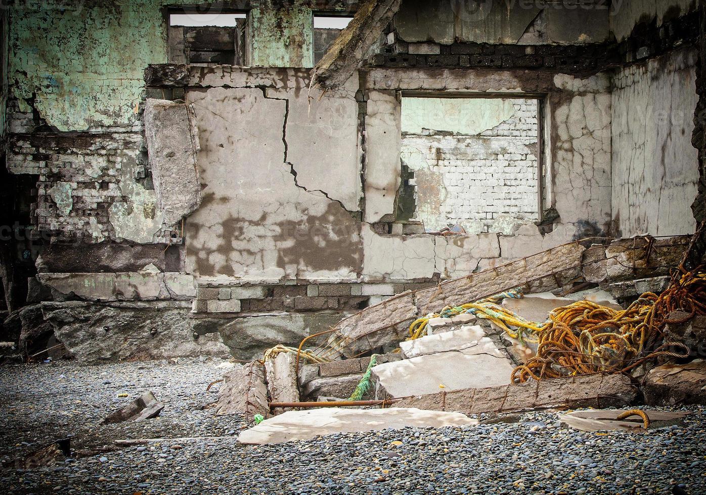 casa arruinada na areia perto do mar. foto