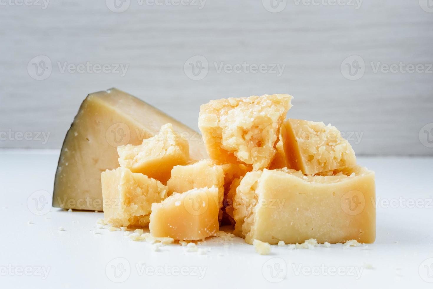 pedaços de parmesão empilhados em uma pilha em um fundo branco foto