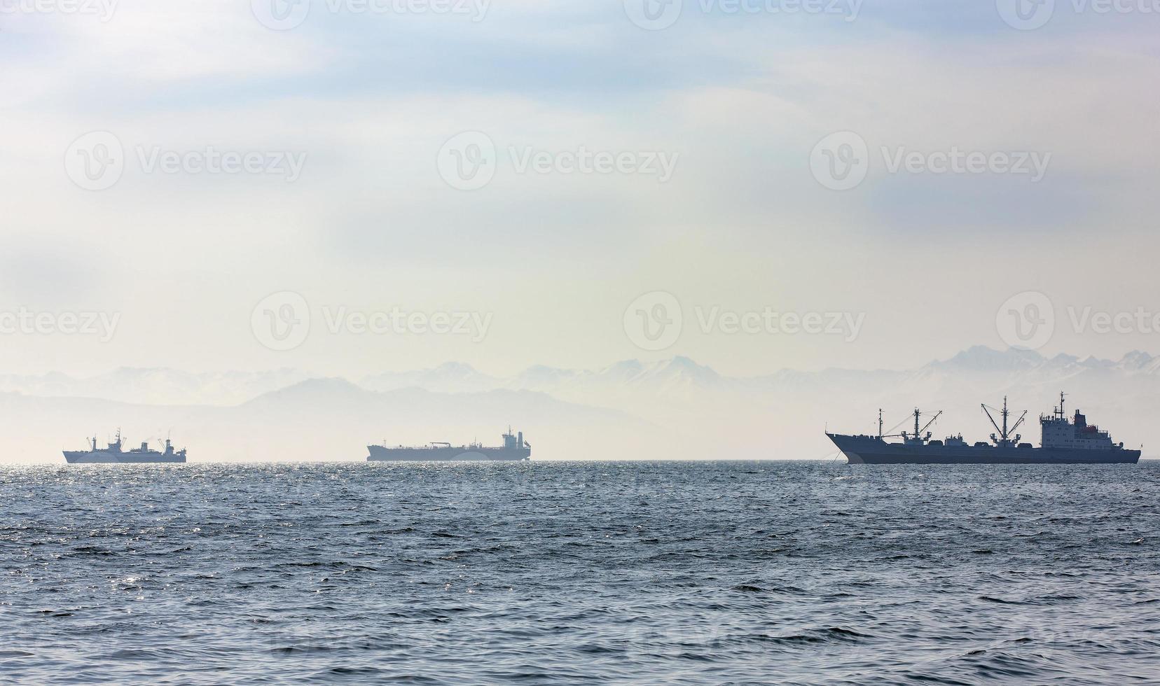 o grande navio de pesca no fundo de colinas e vulcões foto