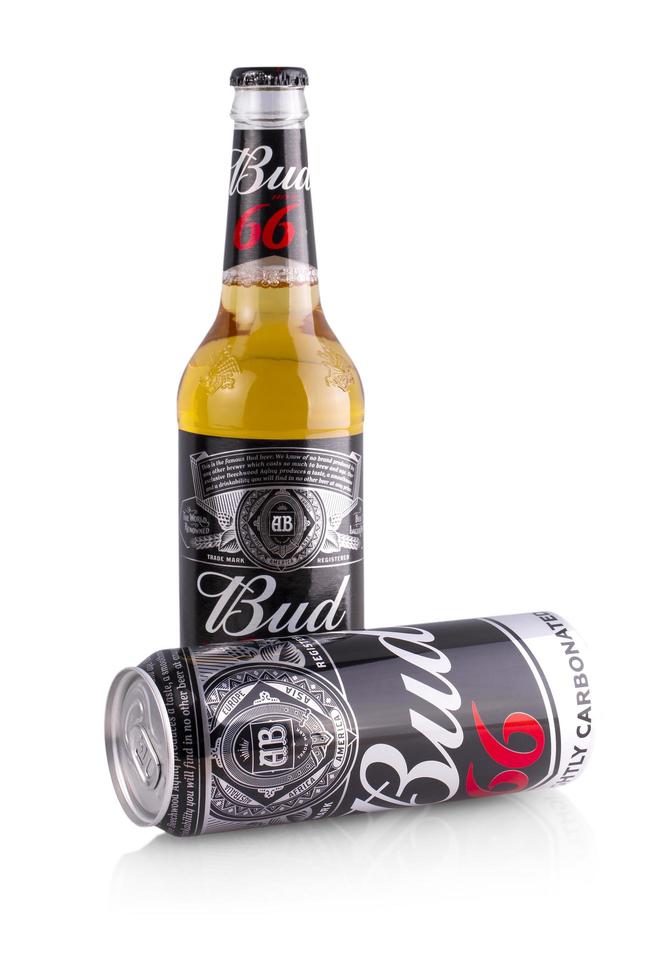 garrafa de cerveja bud em um fundo branco, uma cerveja pálida de estilo americano produzida pela anheuser-busch foto