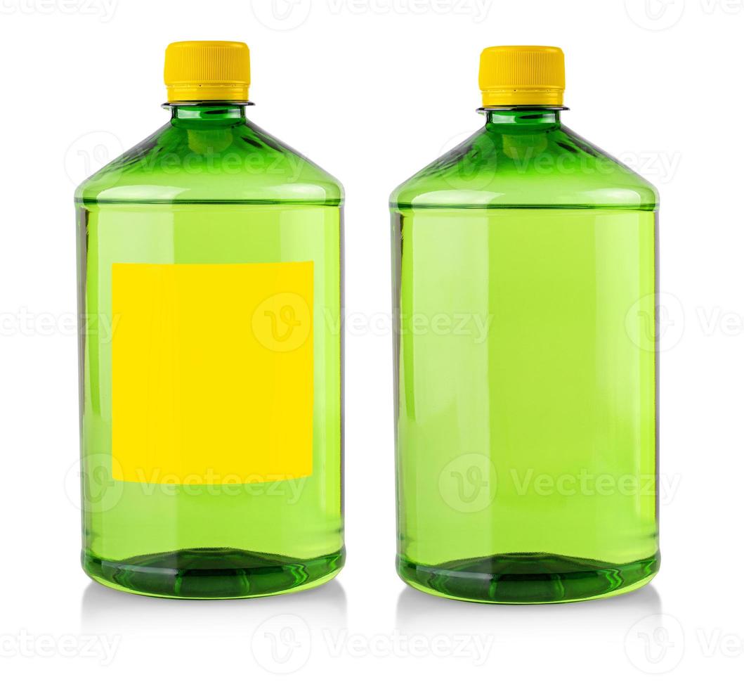 garrafa transparente de plástico com líquido químico verde com rótulo em branco foto