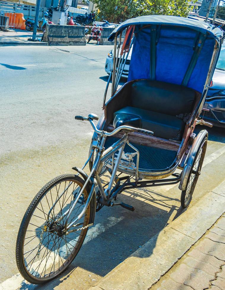 bicicleta velha riquixá rikshaw trishaw em don mueang bangkok tailândia. foto