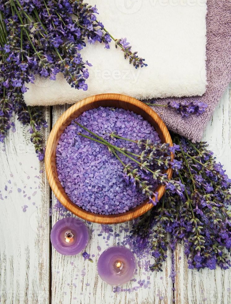 lavanda, sal marinho e vela foto