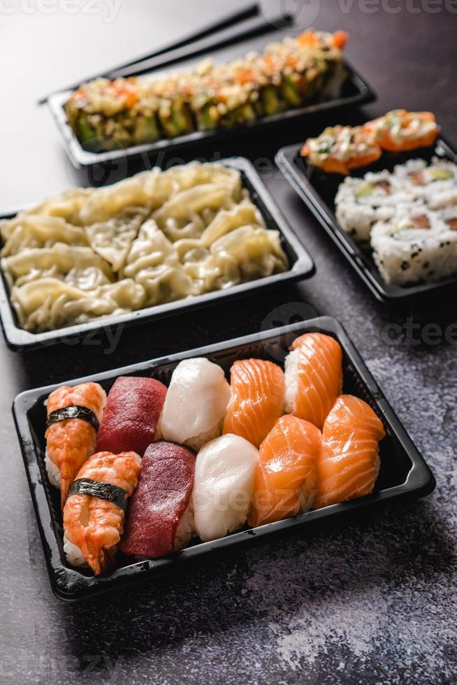 sushi para ir conceito. caixa para viagem com sushi foto