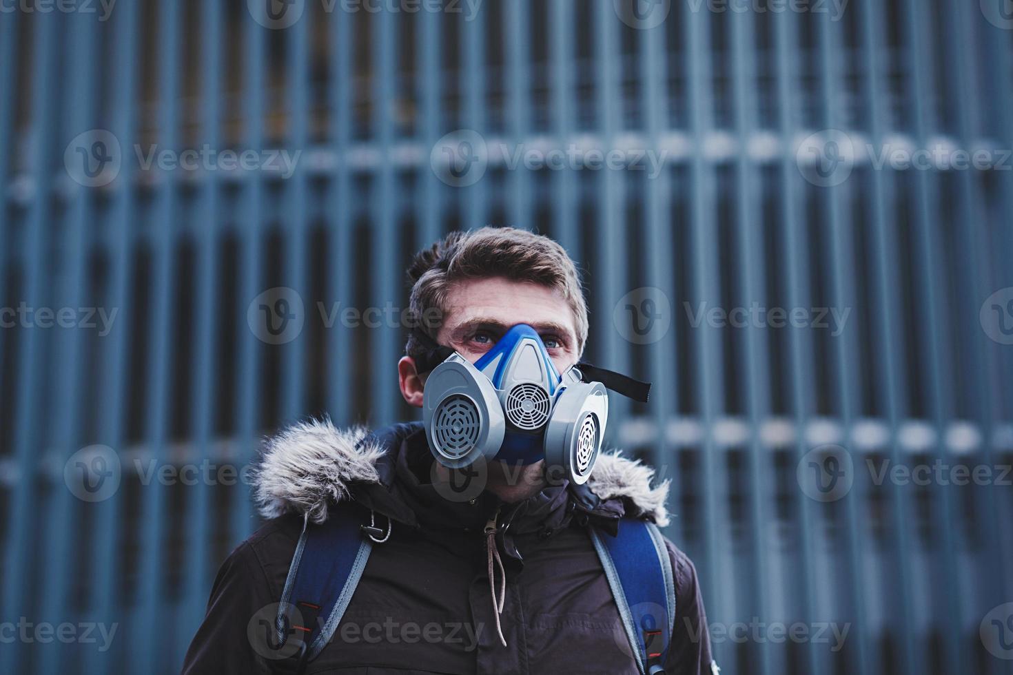 retrato de um homem doente usando máscara na cidade foto