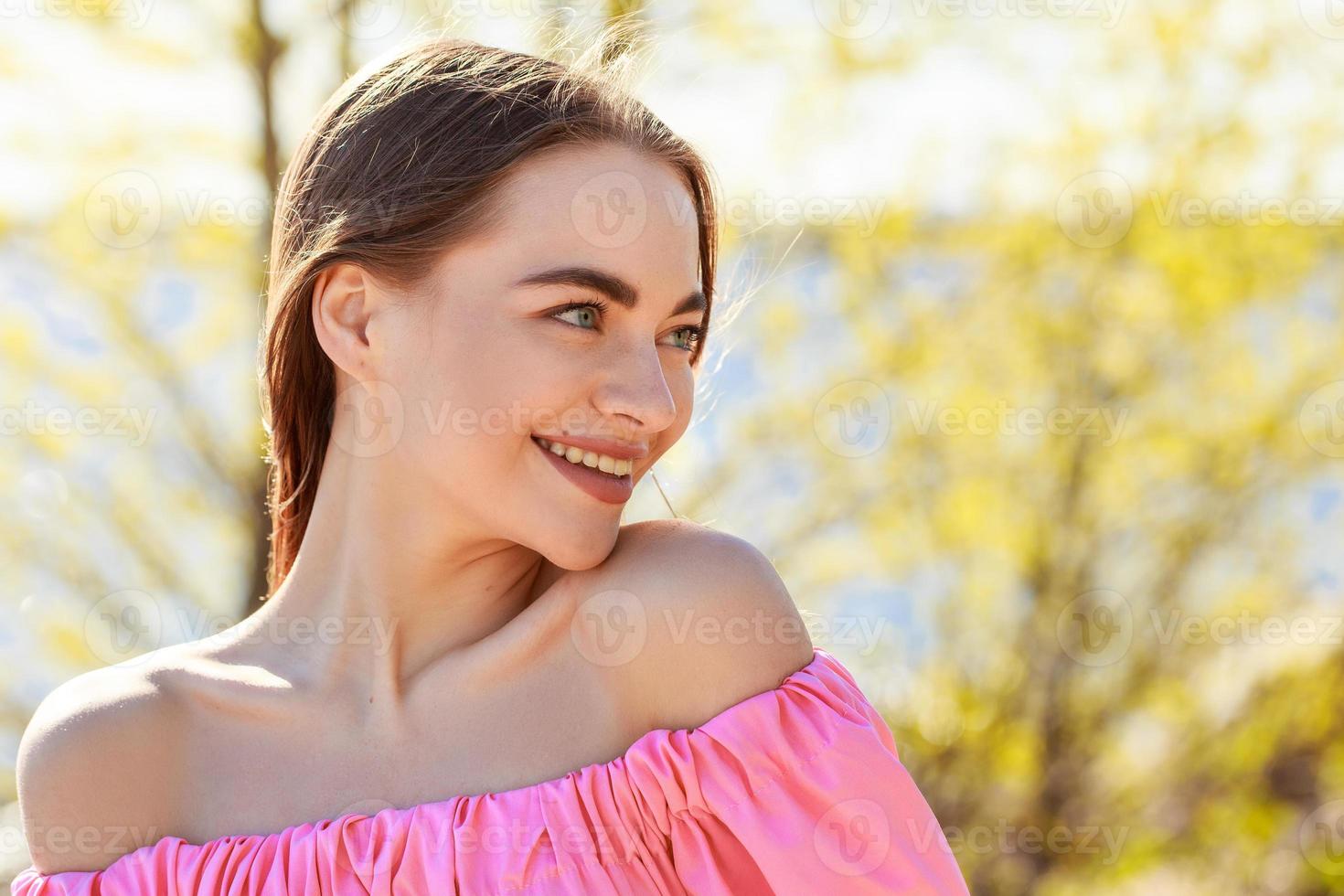 Beleza natural moça no jardim da primavera menina bonita com pele de rosto  jovem e sem maquiagem modelo de beleza com visual fresco linda garota na  paisagem de primavera produtos para a