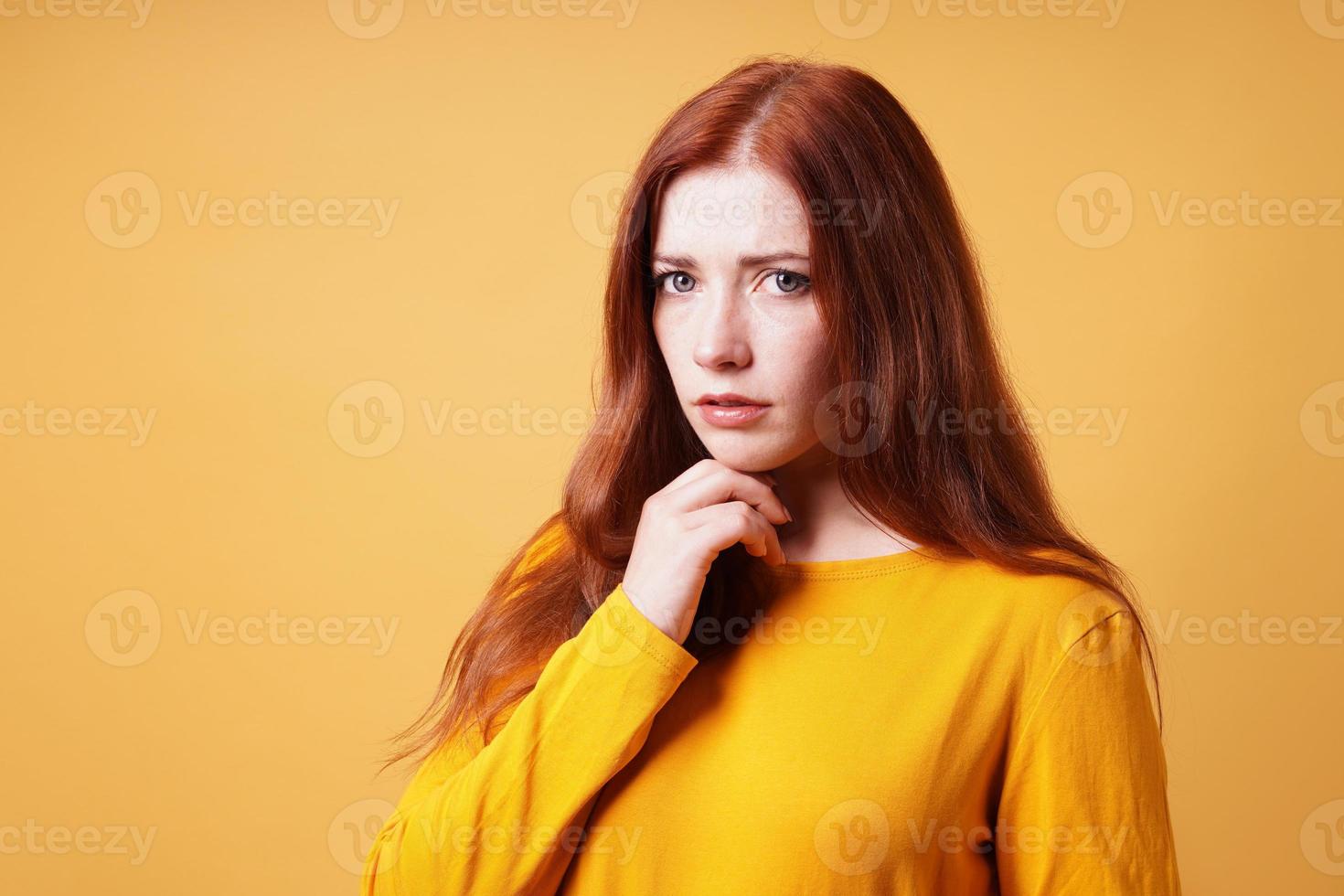 preocupada jovem preocupada pensando em ansiedade para o futuro foto