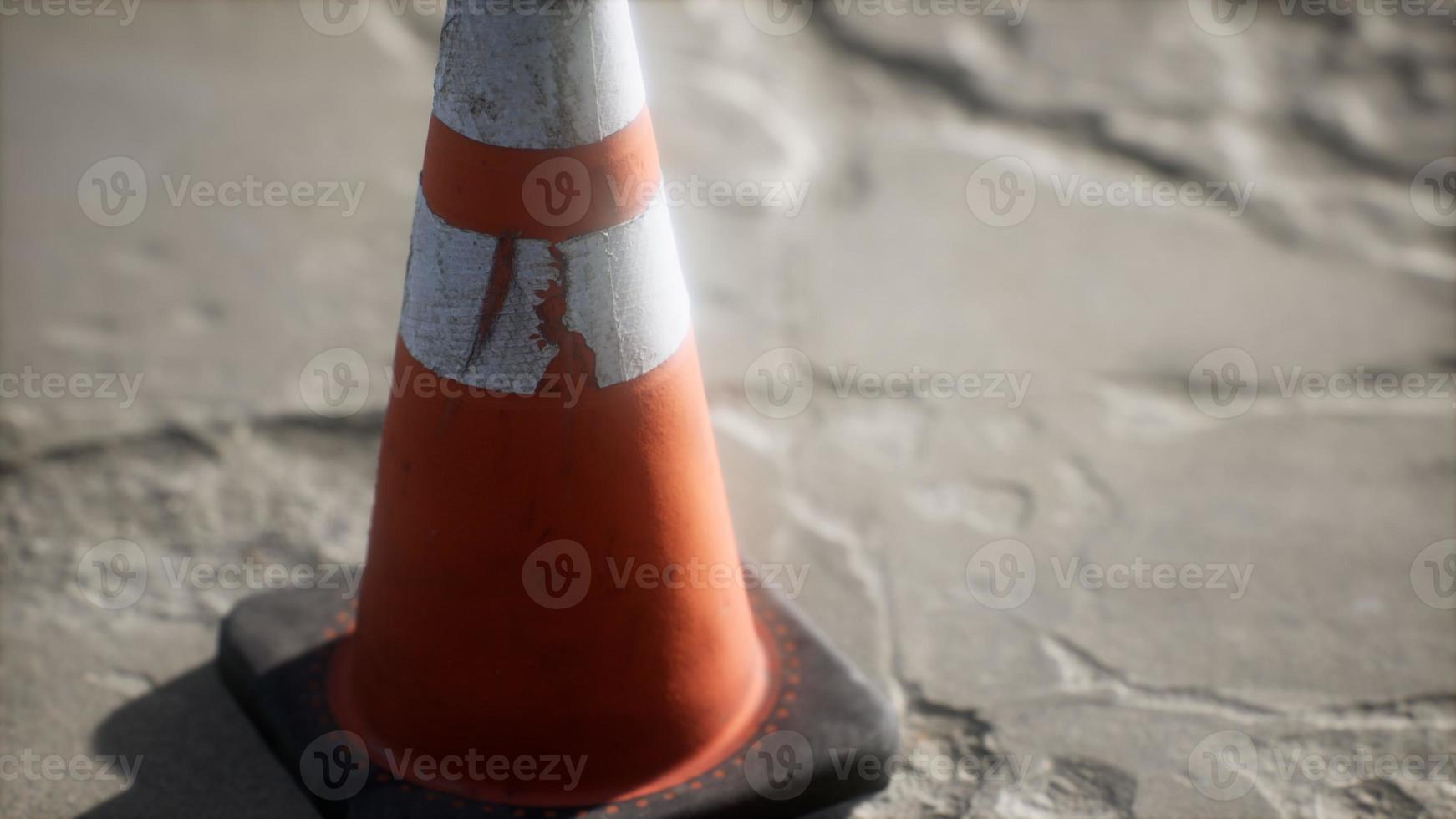 cone de trânsito listrado laranja e branco foto