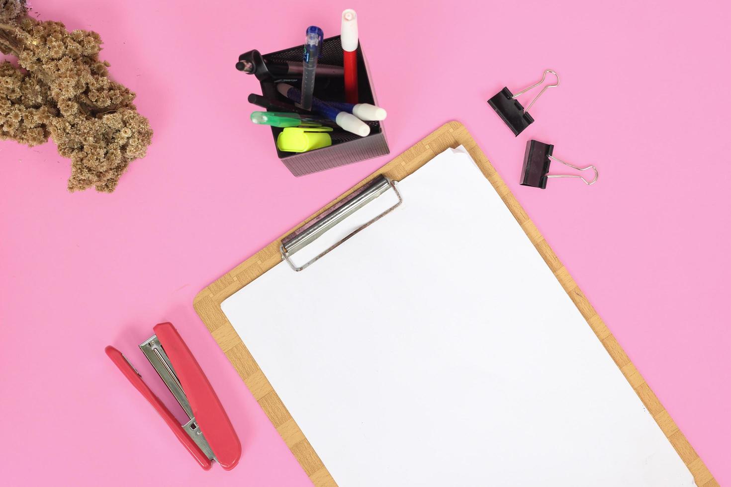 artigos de papelaria para estudo isolado no fundo rosa foto