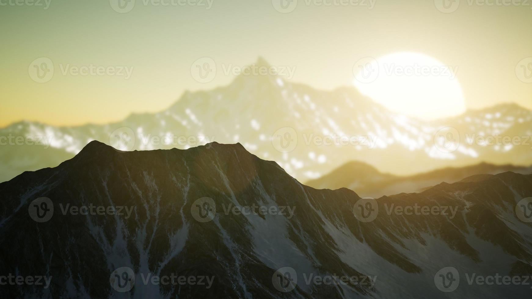 paisagem de inverno nas montanhas ao pôr do sol foto