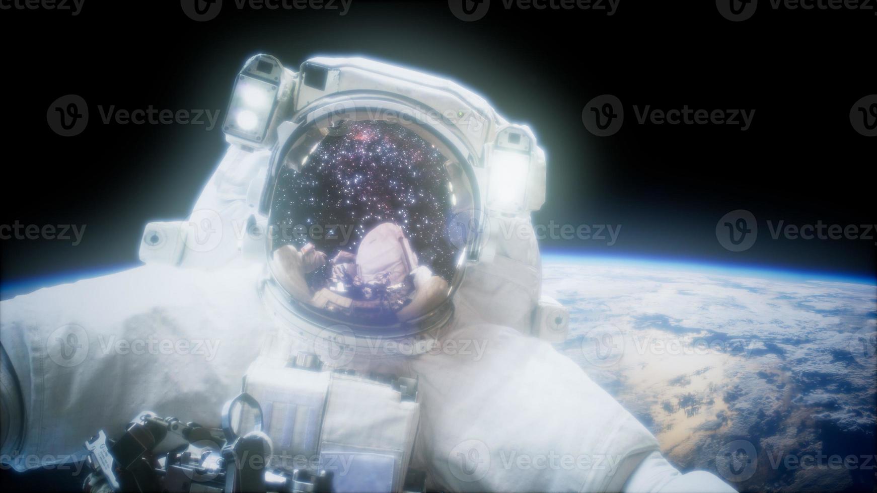 astronauta na caminhada espacial. elementos desta imagem fornecidos pela nasa foto